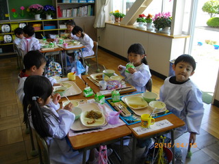 1年生給食写真