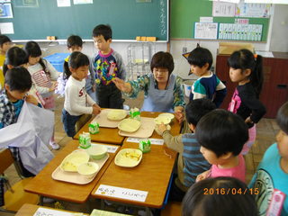 1年生給食お片付け写真