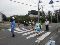 見守りの警察官の様子２