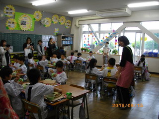 給食配膳の様子見学の写真