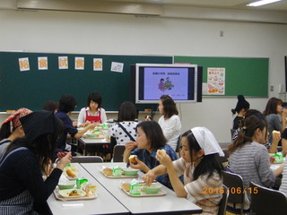 給食試食の写真